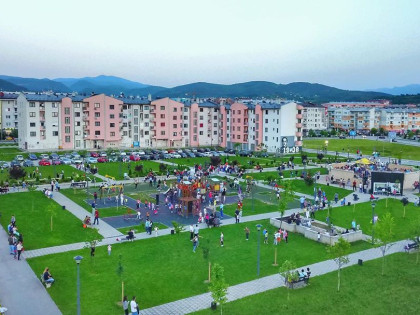 Istočno Sarajevo: Djelimično saniran oštećeni park, neko odnio gol sa terena