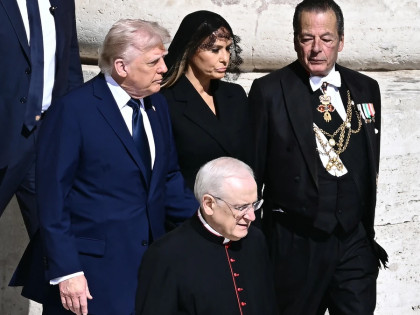 Trenutak nježnosti Melanije i Donalda Trampa (VIDEO)