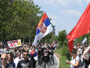 Pokušao da automobilom prođe kroz protestnu kolonu u Novom Sadu (VIDEO)