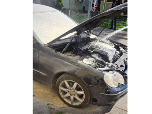 Gorio “mercedes“ u centru Banjaluke