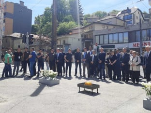 Paljenje svijeća i bijele ruže za Sarajevo su zločin