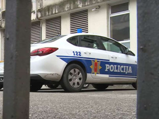 "Golfom" prešao u lijevu traku i udario u kamion