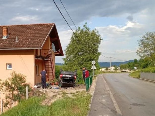 Banjaluka: Automobil izletio sa puta i završio na krovu!