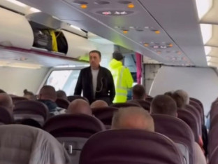Keba napravio scenu u avionu: Putnici zbunjeno gledali šta radi