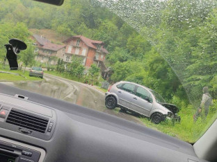 Nezgoda u banjalučkom naselju: Automobil sletio sa puta