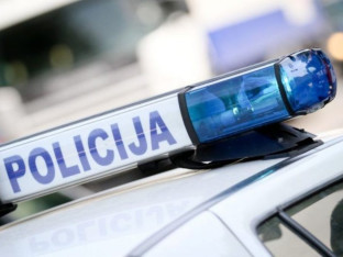 Automobil sletio sa puta, dvije osobe povrijeđene