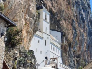 Zašto se u manastir Ostrog nose vunene čarape?