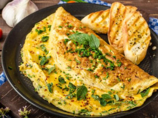 Niskokalorični omlet bogat sezonskim povrćem