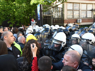 Novi sukobi policije i demonstranata  u Novom Sadu