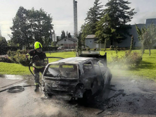 Požar u kampusu, izgorio automobil (FOTO)