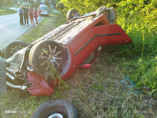 Nesreća u Banjaluci, automobil završio na krovu (FOTO)