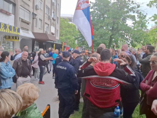 NAPETO U NOVOM SADU: SNS postavio štandove, građani uzvikuju i gađaju jajima! (VIDEO)