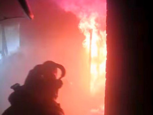 Sa lica mjesta: Vatrogasci snimili gašenje požara u kući (VIDEO)