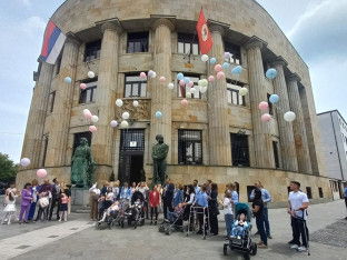 Dodik i mališani pustili balone ispred Palate Republike, a ovo su poželjeli (VIDEO)