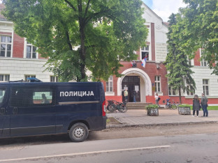 Dio plafona u bečejskoj Gimnaziji pao na đake (FOTO, VIDEO)