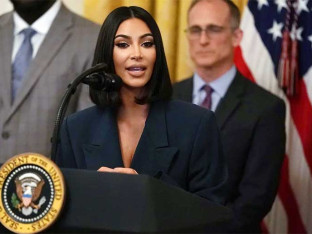 Kim Kardašijan diplomirala pravo nakon šest godina! (FOTO)
