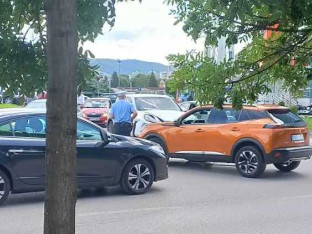 Sudar „pežoa“ i „poršea“ kod zgrade Vlade (FOTO)