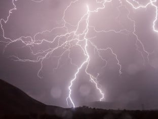 UPOZORENjE: Stižu nam gromovi i ozbiljne padavine!