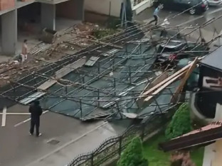 ŠOK: Skela pala na vozilo u Doboju, vatrogasci izvlačili putnike