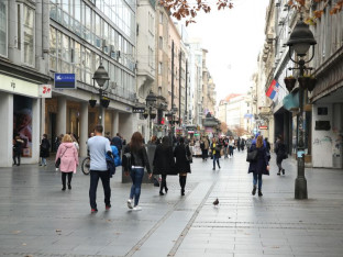 Haos u centru Beograda: Novčanice letjele ulicom, ljudi se utrkivali da ih pokupe (VIDEO)