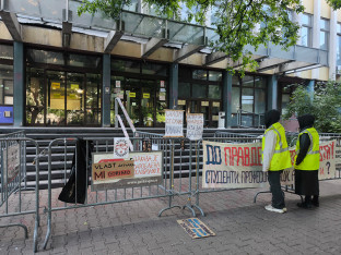 Studenti i opozicija i dalje blokiraju zgradu suda u Novom Sadu