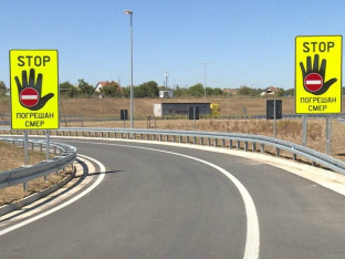 Krali saobraćajne znake sa auto-puta