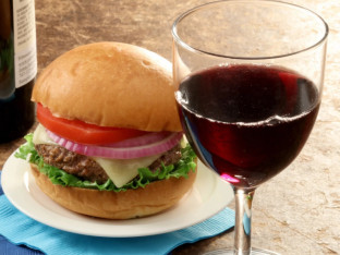 Dvije čaše vina sadrže više kalorija od hamburgera