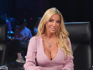 Voditeljka u programu uživo bez brusa