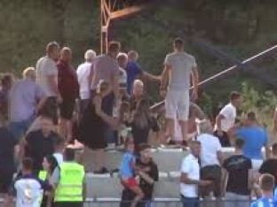 Nezapamćena tuča na utakmici: Fudbaleri napali i sudiju (VIDEO)