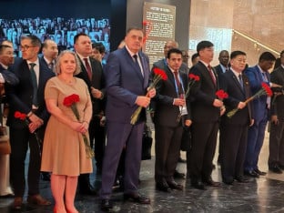 Dodik položio cvijeće na spomen-obilježje Ožalošćenoj majci u Moskvi