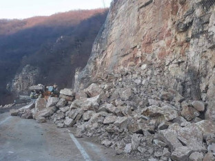 OPREZ: Klizavi kolovozi, opasnost od odrona
