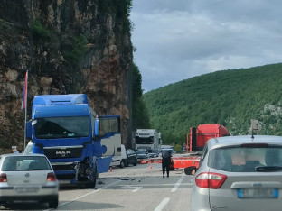 Sudar dva kamiona u Crnoj Rijeci, saobraćaj obustavljen
