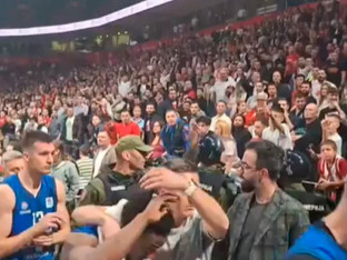 Haos u Areni: Navijači Zvezde gađali košarkaše Budućnosti