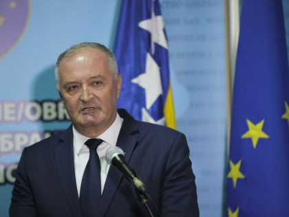 "Дјечија" оправдања министра одбране: "Обманули су ме"