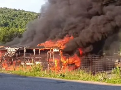Gori autobus na auto-putu kod Beograda (VIDEO)