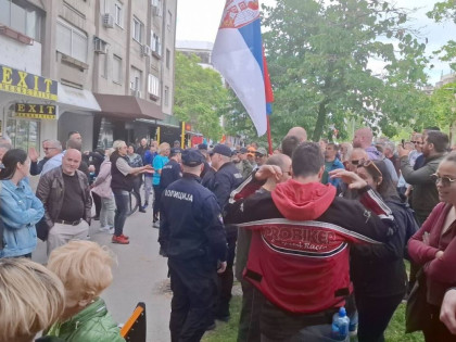 NAPETO U NOVOM SADU: SNS postavio štandove, građani uzvikuju i gađaju jajima! (VIDEO)