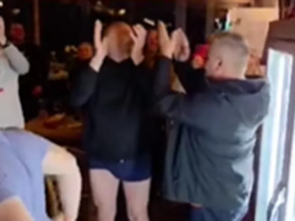 Izborna proslava - Načelnik u gaćama, najava "svečanog otvaranja" šolje u školskom toaletu (VIDEO)