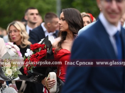 Збогом школски дани: Гимназијалци продефиловали центром Бањалуке (ФОТО)