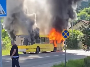 Drama u Sarajevu: U potpunosti izgorio autobus