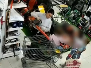Žena, s kojom je bilo troje djece, ukrala motornu pilu