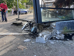 Maloljetnica automobilom uletjela u kafić, ima povrijeđenih