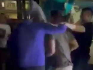 Pojavio se snimak napada na Miloša Pavlovića – pogođen flašom u glavu (VIDEO)