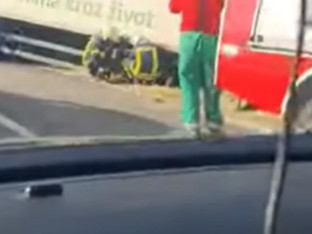 Sudar teretnog i putničkog vozila – jedna osoba povrijeđena (VIDEO)