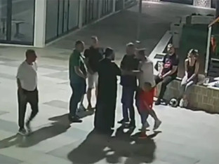 Sveštenik napadnut u Trebinju, objavljen snimak napada (VIDEO)