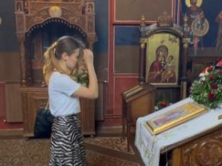 Како се се правилно крсти пред иконом