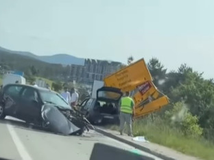 STRAVIČNO Auto smrskan, drugi "odletio" sa puta! (VIDEO)