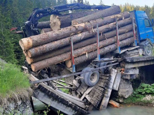 Kamion s balvanima srušio most na Vlašiću (FOTO)
