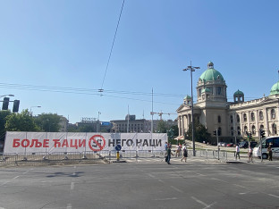 Ispred Pionirskog parka okačen transparent "Bolje Ćaci, nego naci"