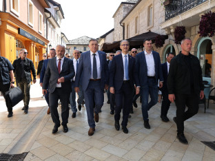 Dodik se u Andrićgradu fotografisao sa prolaznicima i darivao bebe