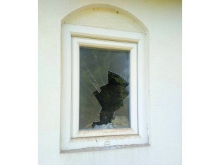 Razbijeno staklo na prozoru kapele na srpskom groblju kod Kaknja